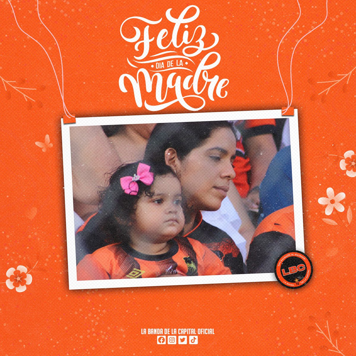 LABANDA_CAPITAL's tweet photo. El único amor mayor que el amor al naraja y negro es el amor de Madre, en este día especial reconocemos esa hermosa entrega de las madres aguiluchas, aquellas guerreras que ponen el aguante y heredan el amor hacia estos colores.
#LHMP
#LaBandaDeLaCapital https://t.co/QWCTUKFhiC