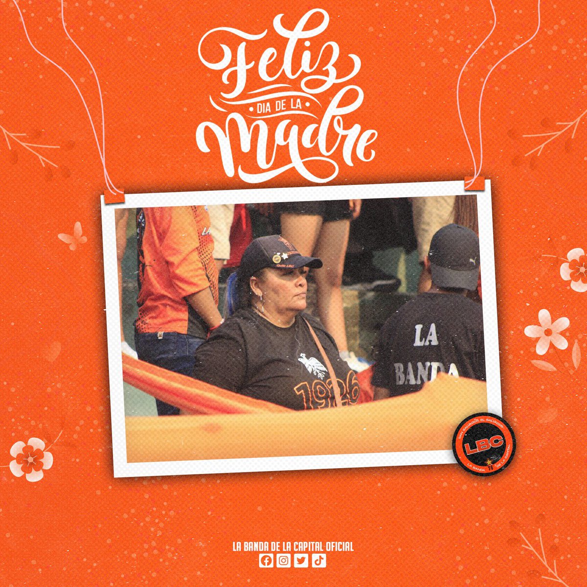 LABANDA_CAPITAL's tweet photo. El único amor mayor que el amor al naraja y negro es el amor de Madre, en este día especial reconocemos esa hermosa entrega de las madres aguiluchas, aquellas guerreras que ponen el aguante y heredan el amor hacia estos colores.
#LHMP
#LaBandaDeLaCapital https://t.co/QWCTUKFhiC