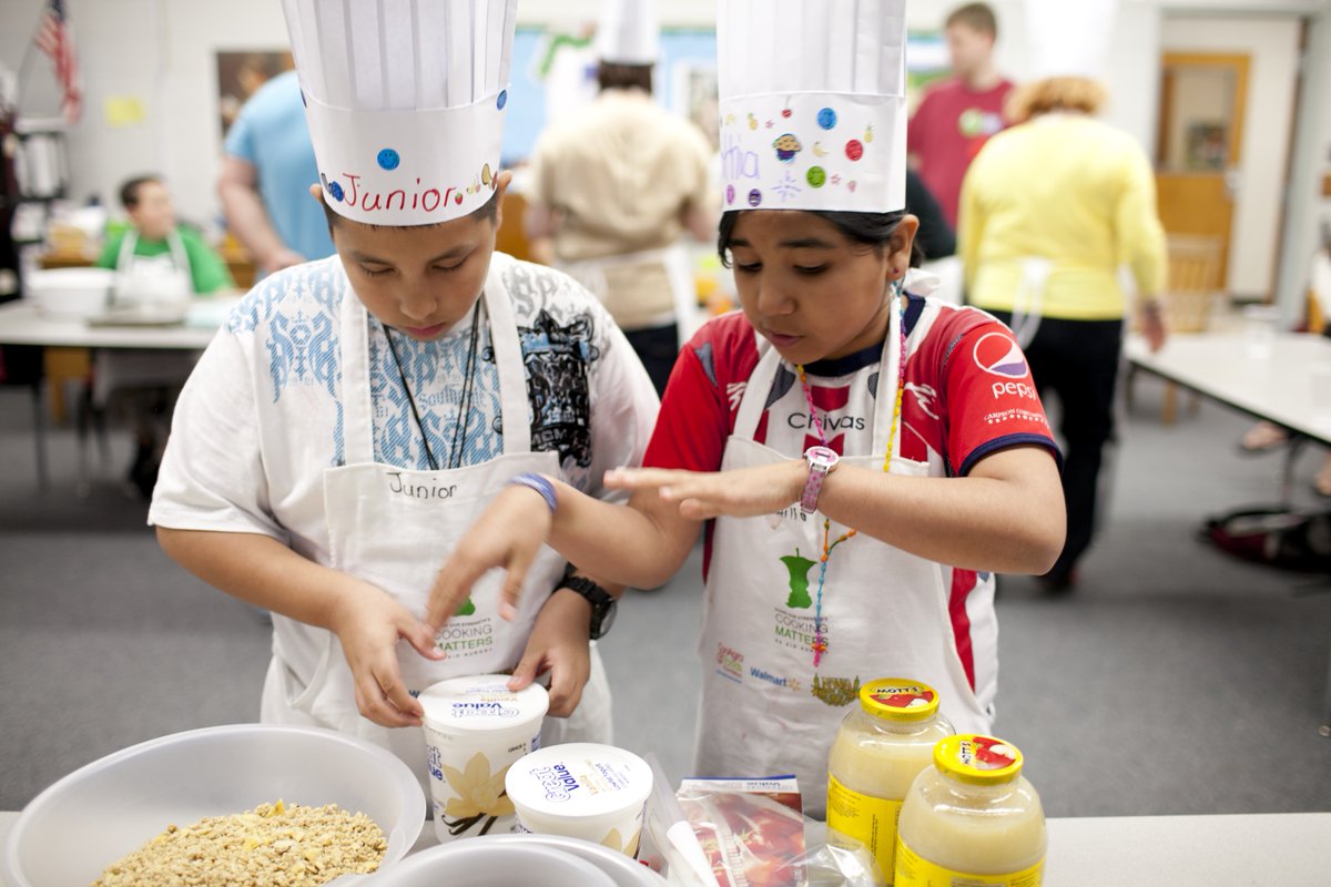 nokidhungry's tweet photo. Looking for healthy and nutritional but affordable meals to make at home for your family? 🥗
Check out our friends over at @CookingMatters. Where they educate families with skills and healthy recipes within their food budget!
Give their page a follow! 🤩 #CookingMatters https://t.co/fQ5mlWvGNM