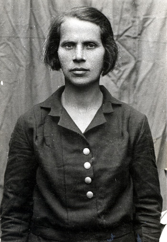 YadVashemFr's tweet photo. Le #10mai 1942, Mina et son fils Yekutiel sont exécutés par balle sur site de #Radun (#Pologne). Ses autres fils Avraham (13 ans) et Pinhas (19 ans) fuient dans la forêt. Pinchas est abattu.
Orphelin, Avraham rejoint les #partisans et survit à la #Shoah.
https://t.co/MNoasc8yFY https://t.co/M6QaENw8NF