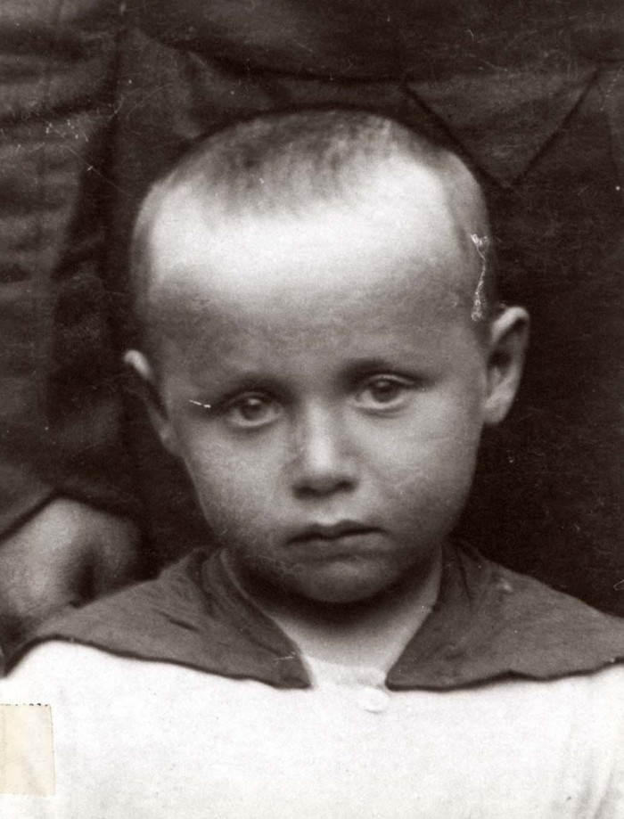YadVashemFr's tweet photo. Le #10mai 1942, Mina et son fils Yekutiel sont exécutés par balle sur site de #Radun (#Pologne). Ses autres fils Avraham (13 ans) et Pinhas (19 ans) fuient dans la forêt. Pinchas est abattu.
Orphelin, Avraham rejoint les #partisans et survit à la #Shoah.
https://t.co/MNoasc8yFY https://t.co/M6QaENw8NF