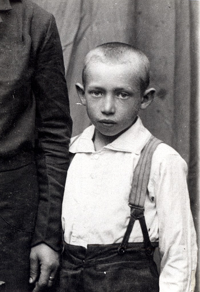 YadVashemFr's tweet photo. Le #10mai 1942, Mina et son fils Yekutiel sont exécutés par balle sur site de #Radun (#Pologne). Ses autres fils Avraham (13 ans) et Pinhas (19 ans) fuient dans la forêt. Pinchas est abattu.
Orphelin, Avraham rejoint les #partisans et survit à la #Shoah.
https://t.co/MNoasc8yFY https://t.co/M6QaENw8NF