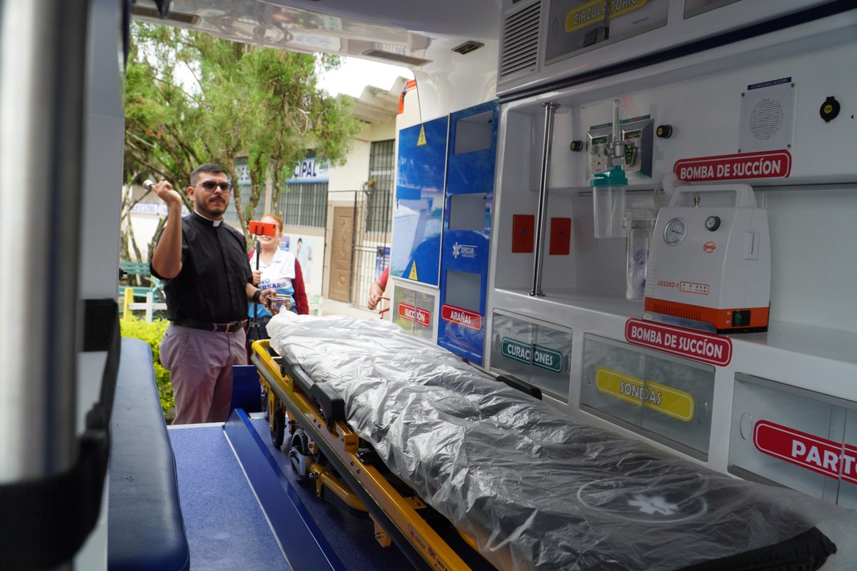 cesarencaladae's tweet photo. Donamos una nueva ambulancia al Cuerpo de Bomberos Municipal de Pasaje.  

Aprovecho la oportunidad para pedir, a las autoridades del Ministerio de Salud Pública que agilicen los trámites respectivos, para que las dos ambulancias comiencen a funcionar de inmediato en Pasaje. https://t.co/f81iHkqxDv