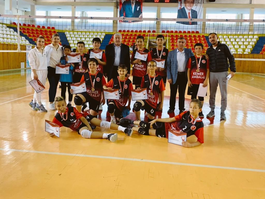 Okulumuz Küçük Erkekler Voleybol takımımız grup maçlarının tamamını kazanarak ilimizi yarı finallerde temsil etme hakkı etmiştir. Tebrikler bizim çocuklar.
