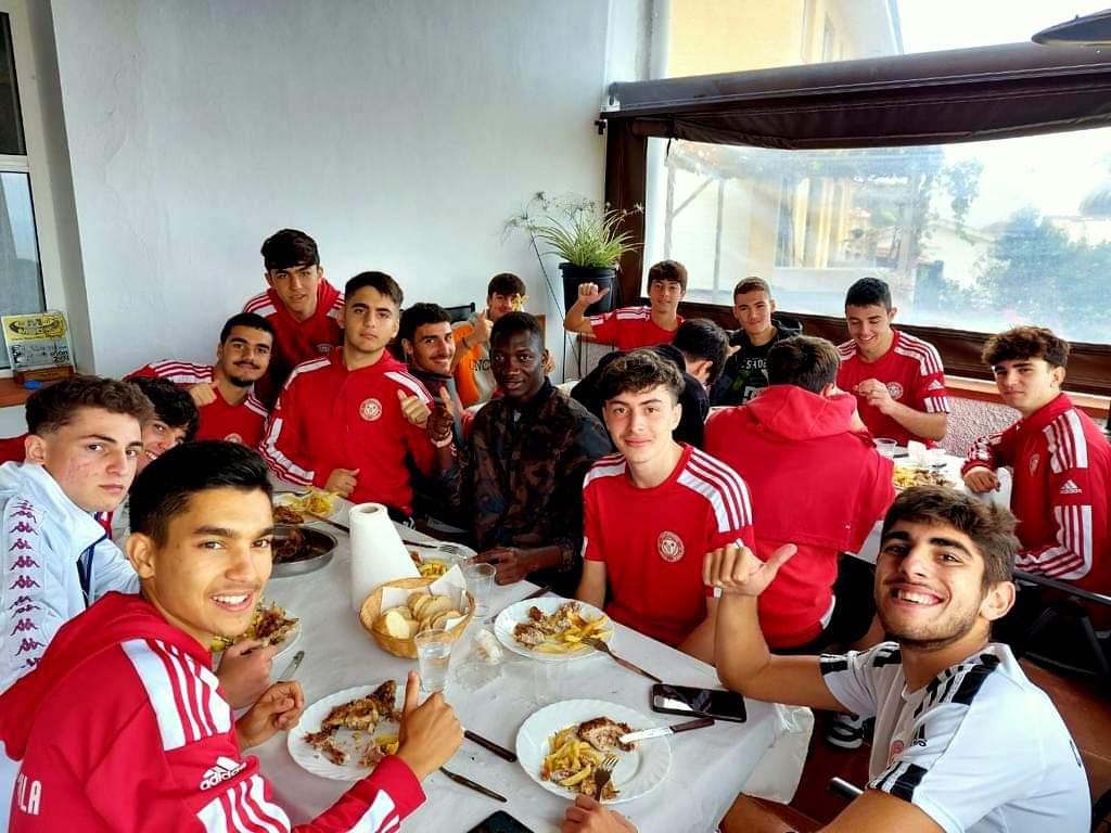 dagonle4's tweet photo. Otro año más coleccionando emociones y recuerdos, de esos que, con el tiempo, provocarán sonrisas y erizarán la piel. Un final triste, pero un proceso enriquecedor y cargado de mucho trabajo y buenos momentos, durante todo el camino. ♥️⚽
#experiencias
#sentirlo
#tocadescansar https://t.co/74uOlwL2VI