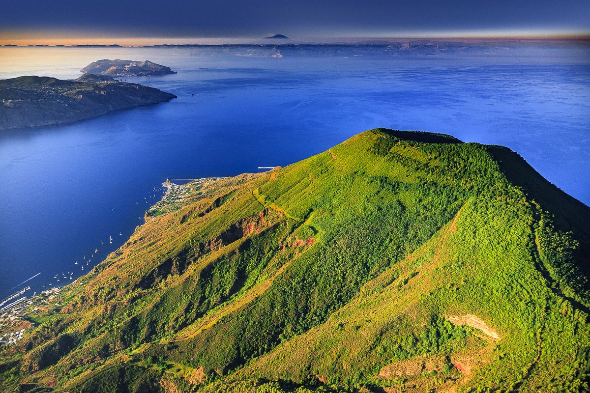 bartigno's tweet photo. Salina, Isole Eolie, Sicilia, sullo sfondo l'isola di Lipari, Vulcano, la costa siciliana e l'Etna. https://t.co/M0pm5ubP5x