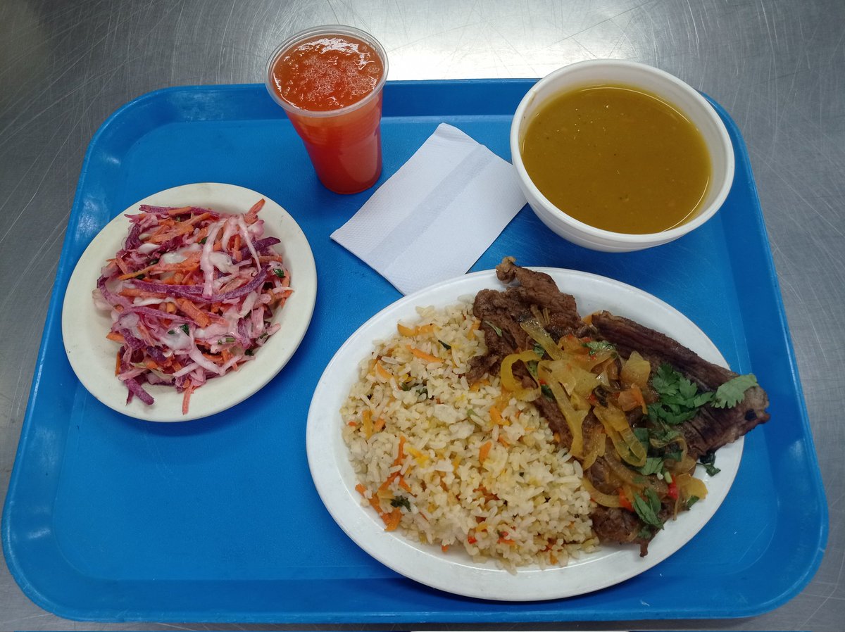 ComedoresUSB's tweet photo. Menu almuerzo #10may 
Bistec Encebollado 
Arroz Salteado
Ens. Tricolor
Crema de auyama
Jugo de lechosa
Naranja

BUEN APETITO 😋😋 https://t.co/hMO9NKIcvk