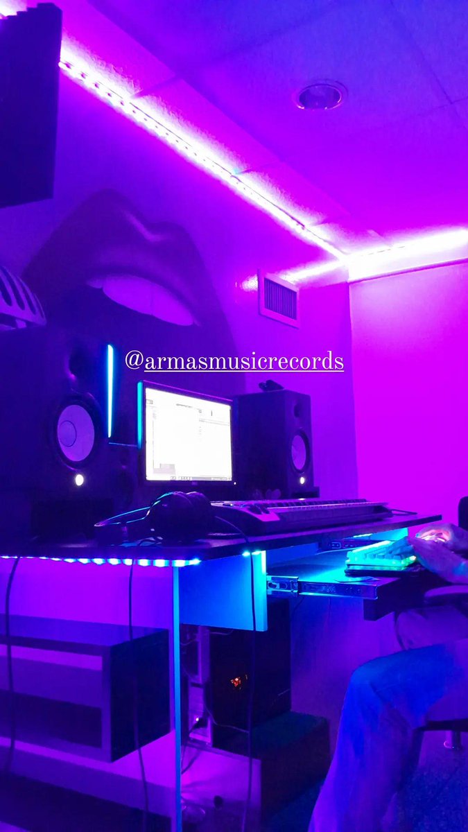 harlyrock's tweet photo. Muy pocas personas se imaginan todo el trabajón previo a un show... y más un estreno
Para que el público que asista, viva la mejor experiencia.

La verdad podríamos hacer algo más simple, total el cover son 5$, pero es que nos gusta dejar el corazón en cada función  que damos🧡🔥 https://t.co/3Gc0w34jdk