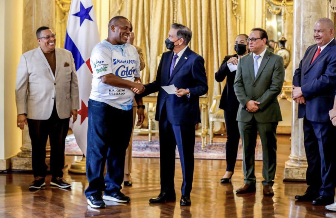 raulconte10's tweet photo. A un lado, Alex Lee que maneja un presupuesto millonario, gana 13k mientras colon se inunda de aguas servidas y basura.

Al otro lado, Benicio denunciado por los bates de Miles de dólares que nadie recibió.

Los campeones sin estadio, el retrato de la hipocresía e incoherencia. https://t.co/BSRD64frJ0
