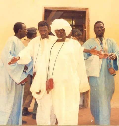 SERIGNE ABDOUL AHAD MBACKÉ, L'ART D'ÊTRE UN LEADER

Serigne Abdoul Ahad est une échelle et une balance de mesure pour tout leader. On le surnommait le « Véridique»  à cause de son tempérament sincère, son caractère juste , de son impartialité et de son intégrité. ⤵️