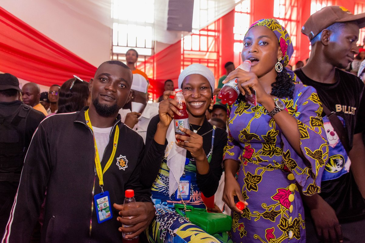 SmoovChapman_NG's tweet photo. Ofa Poly was First Class Fun ๐คฉ.
Onboard the train for the @smoovchapmanxitelnigera Campus Tour.
Great music, Dance, Games, Luscious Smoov drinks and extraordinary fun.
Tag your friends if you see them!
Be on the lookout for the next campus ๐
#FirstClassFun #SMOOVxITEL https://t.co/OxOHswpEkC