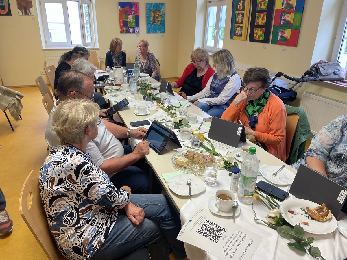 digitalechancen's tweet photo. Unser Digitaler #Spaziergang durch #Dachau heute ist ins Wasser 💦 gefallen, doch wir haben kurzerhand umgeplant und bei Kaffee & Kuchen unsere digitale Reise um die Welt gespielt! Den Spaziergang holen wir am 21.6. nach - bei Sonnenschein🌞 #DigitalMobilImAlter #Actionbound #Fun https://t.co/Sk5o5TW85x