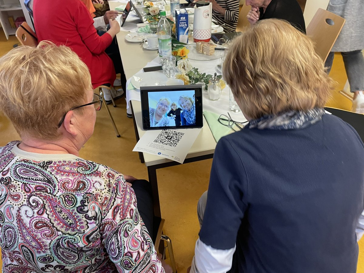digitalechancen's tweet photo. Unser Digitaler #Spaziergang durch #Dachau heute ist ins Wasser 💦 gefallen, doch wir haben kurzerhand umgeplant und bei Kaffee & Kuchen unsere digitale Reise um die Welt gespielt! Den Spaziergang holen wir am 21.6. nach - bei Sonnenschein🌞 #DigitalMobilImAlter #Actionbound #Fun https://t.co/Sk5o5TW85x