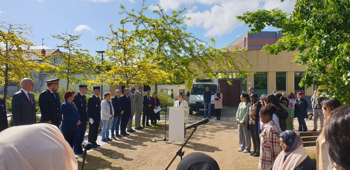 Edef_Clermont's tweet photo. #10mai2023 #Cestnotrehistoire
Commémoration abolition de l'esclavage par la Classe defense du collège C. Baudelaire &amp; l'Atelier vocal des parents d'élèves en présence des autorités civiles et militaires
Lectures de textes et chants
Bravo à tous pour cet hommage chargé d'émotions https://t.co/6pMgH1Zxwy