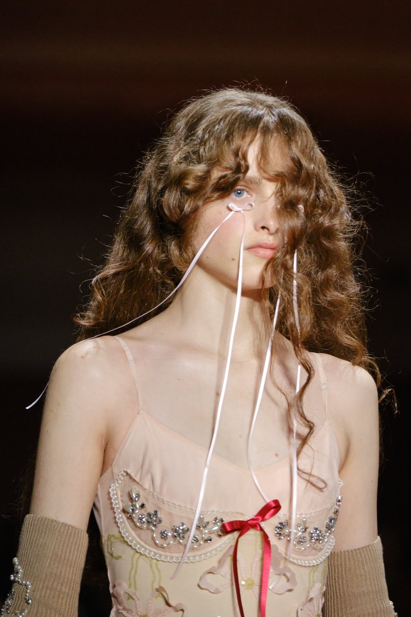 LondonFashionWk: RT Ribbons and laces were the final touch to #BFCMember <a href="/Simone_Rocha_/">Simone Rocha</a>  Rocha's LFW beauty looks, paired with romantic curls by Cyndia Harvey and no make up make up by Thomas de Kluyver.

See more beauty looks from London Fashion Week Fe…