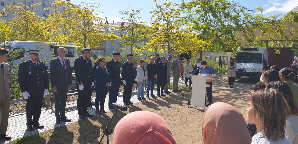 Edef_Clermont's tweet photo. #10mai2023 #Cestnotrehistoire
Commémoration abolition de l'esclavage par la Classe defense du collège C. Baudelaire &amp; l'Atelier vocal des parents d'élèves en présence des autorités civiles et militaires
Lectures de textes et chants
Bravo à tous pour cet hommage chargé d'émotions https://t.co/6pMgH1Zxwy