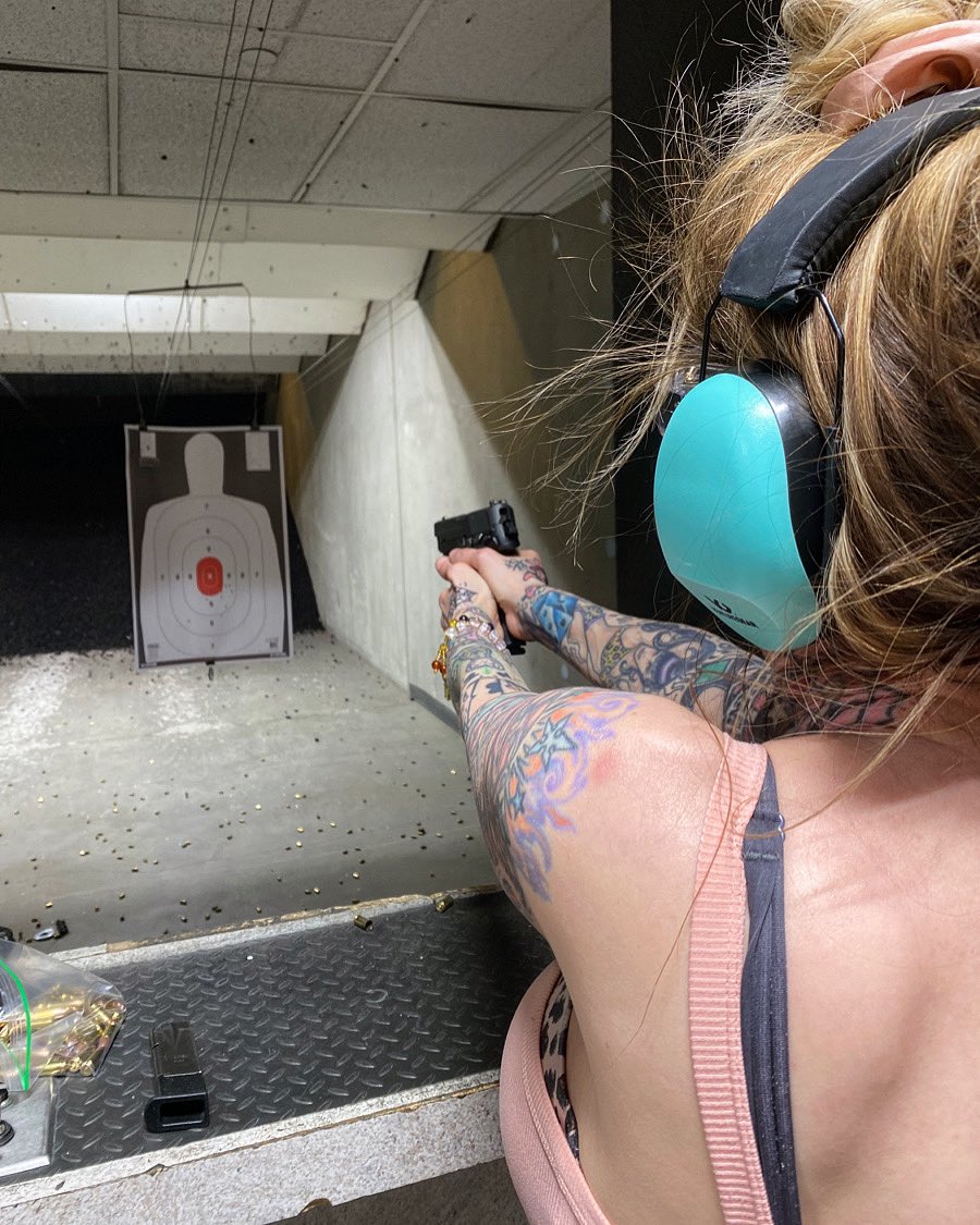 Suns Out, Guns Out!
☀️
.
.
#thegunstore #lasvegas #nevada #girlswhoshoot #sigsauer #girlswithguns