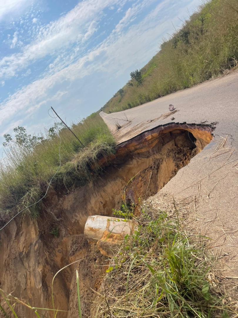 ebalemozindo's tweet photo. #RDC: #KINSHASA.
Une tête d'érosion menace de couper la route nationale numéro 1 au niveau de #Mbakana. https://t.co/js0k52EsPA