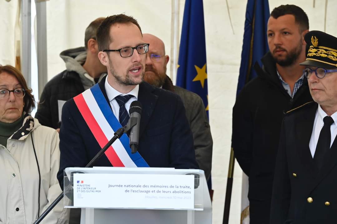 Chambon_julien's tweet photo. En ce 10 mai,  j'ai eu l'honneur d'accueillir à #Houilles la Secrétaire d'État chargée de la Citoyenneté, Madame Sonia Backes pour la traditionnelle cérémonie dans le cadre de la Journée nationale du souvenir et de l'abolition de l'esclavage. https://t.co/e9qf995uoD