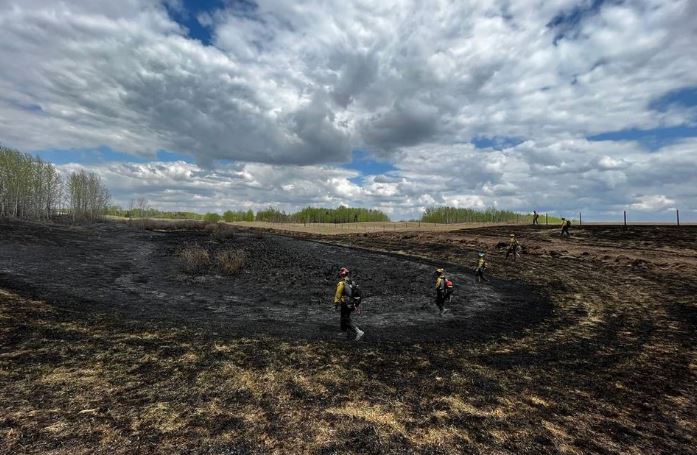 oilrespect's tweet photo. Cooler temperatures have offered a reprieve for Alberta wildfires. In areas where the fire threat has lessened, oil and gas companies have been able to restart some production, according to CAPP.

https://t.co/LMFSSgNMSZ https://t.co/JkSkZeK6H3