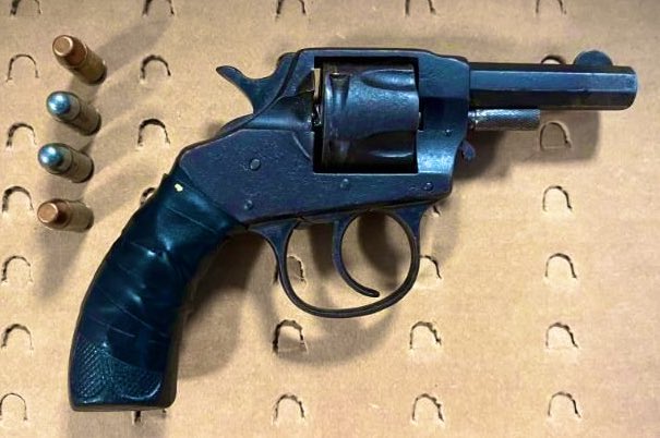 BostonPatrolmen's tweet photo. Another gun off the streets of our city courtesy of the hardworking men and women of BPD. Behind every gun photo posted to our account know there’s a brave police officer who knowingly put their life on the line to protect the city we all love. #SaferBoston https://t.co/3NTOqNgCrE