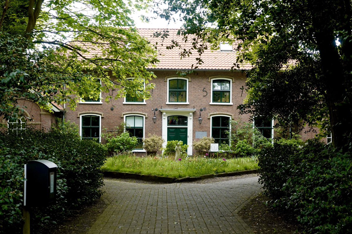 koninklijkhuis's tweet photo. Het #streekbezoek wordt afgesloten met een bezoek aan de vijf monniken die op Schiermonnikoog wonen. Tot slot krijgt het Koninklijk Paar een rondleiding door de enige supermarkt van het eiland en spreek met de eigenaar, medewerkers en klanten. https://t.co/OU3FzvNuHP https://t.co/8G6GblGAr0
