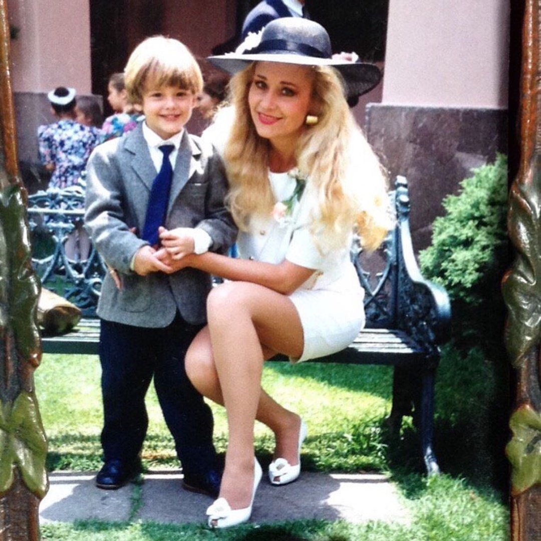 VonUckermannFC's tweet photo. Feliz día de las madres para esta increíble mamá! 🥰 Mucho amor y mucha luz siempre, Ale 💫💐🥰💜 @AlexandravonUck https://t.co/pu9e6e2EOy