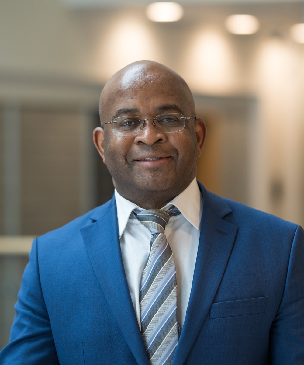 Nous sommes heureux d'annoncer la réélection de <a href="/KomlanSedzro/">Komlan Sedzro</a> en tant que Doyen de l'ESG UQAM pour un deuxième mandat. 
#esg #esguqam