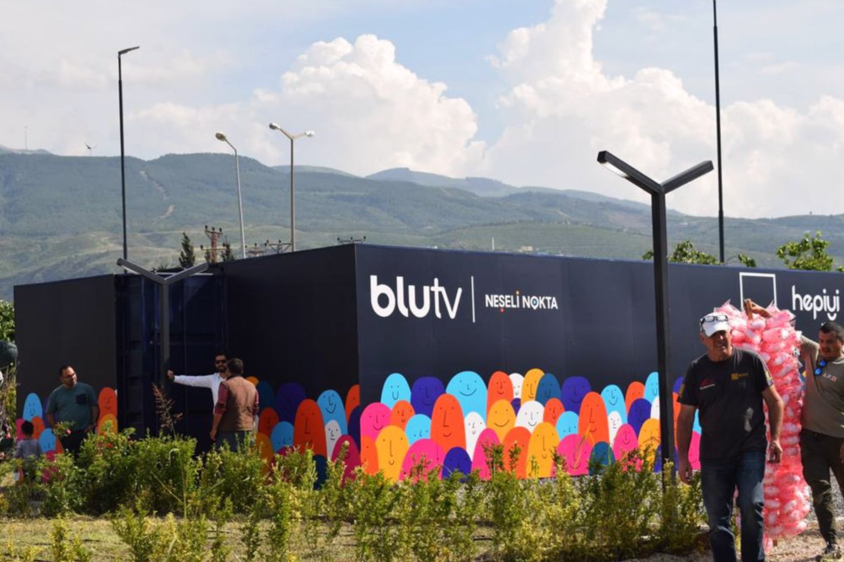 PPRiletisim's tweet photo. @BluTV Hatay’da özellikle çocuklar için  ‘Neşeli Nokta’ isimli bir motivasyon merkezi kurdu. Açılışında çocuklar ile birlikte @SekerFareler izledik. Tüm Hatay halkına için yapılan merkezin idaresi ve yönetimi de Hatay Büyükşehir Belediyesi iş birliğine devredildi. https://t.co/BM0FwkUHfZ
