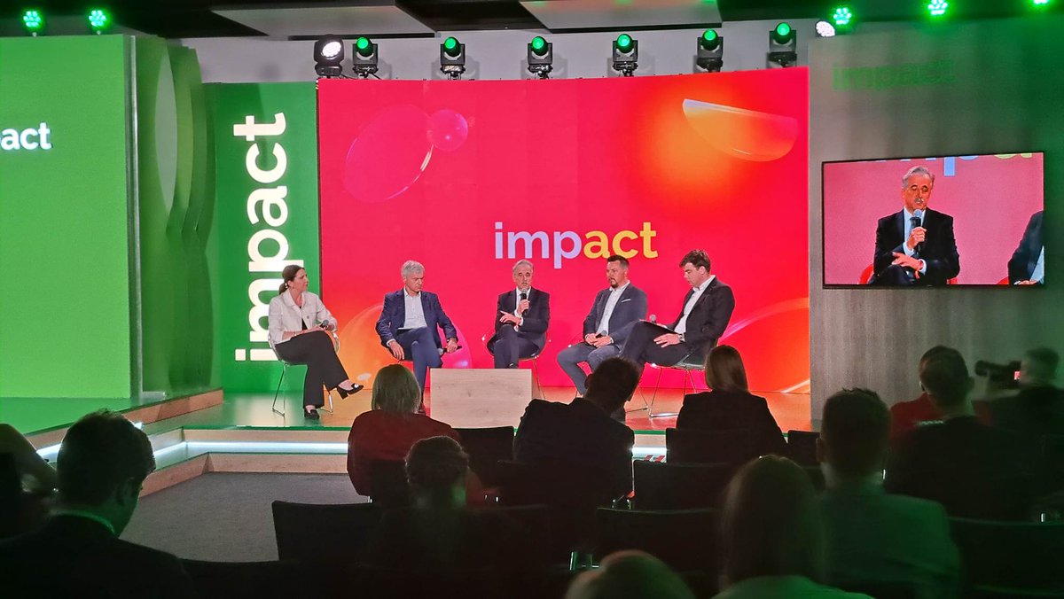 Grupa_Enea's tweet photo. #EneaNaScenieImpact to również nasz #VRBus, którego uczestnicy #Impact23 mogą zobaczyć na terenie @TargiPoznanskie 👌 O projekcie tym podczas panelu dot. cyfr. transformacji energetyki mówił Dariusz Szymczak, wiceprezes #Enea: 💬 "Nasz bus #VR to przykład tego jak można wykorzystywać nowoczesne technologie do edukowania elektromonterów #EneaOperator. To ważny element cyfrowej transformacji w Grupie #Enea". #TransformacjaEnei #StrategiaEnei