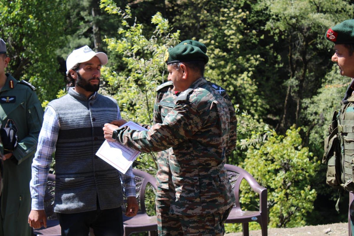 #LtGenUpendraDwivedi, #ArmyCdrNC visited Vill. Machna, #Kishtwar to thank villagers for providing timely invaluable assistance in aiding the air crew,who  made precautionary landing on the bank of River Marua.
#NorthernCommand shall always remain grateful & shall always protect u