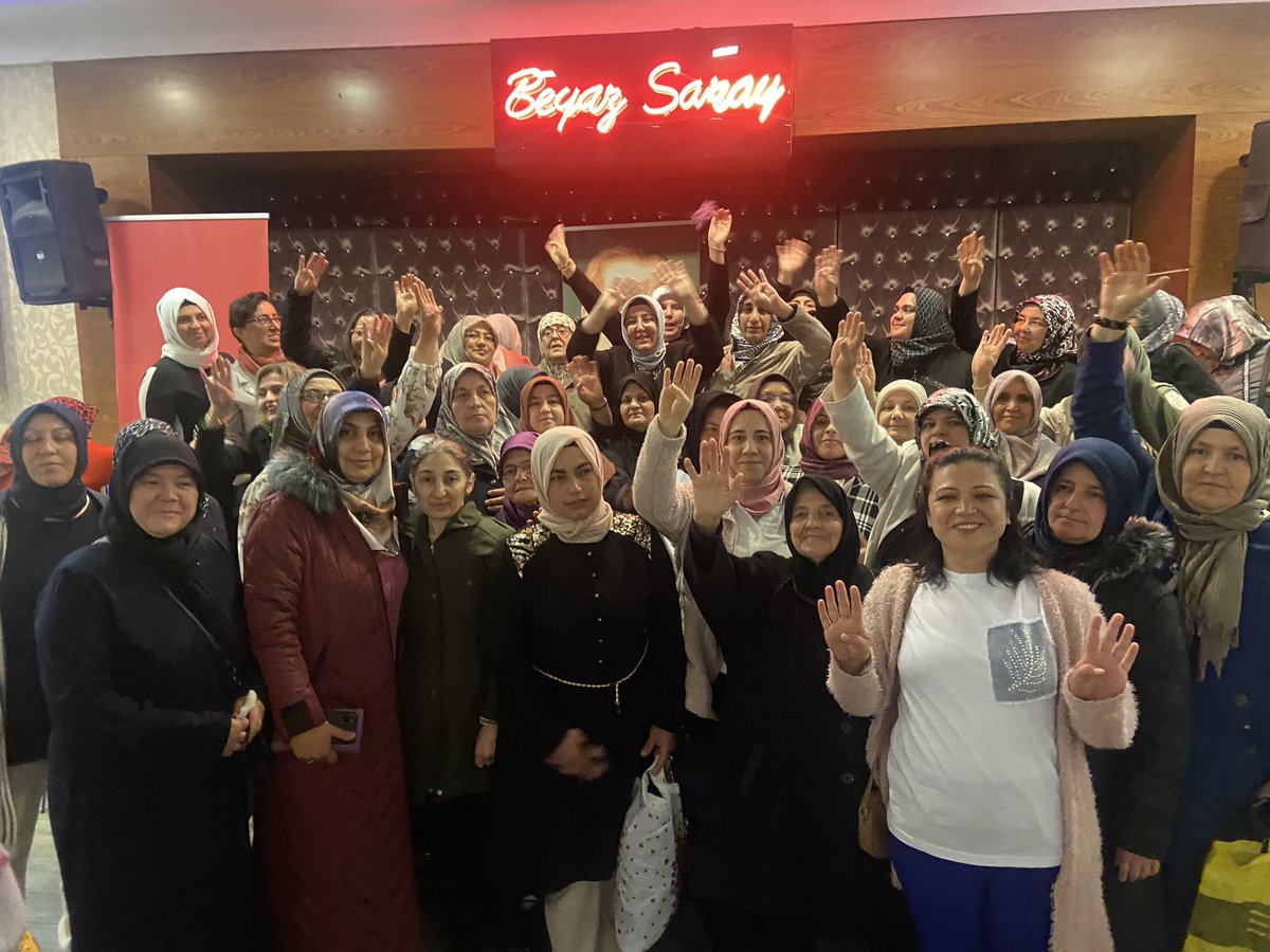 akkadinafyon's tweet photo. 📍Kadınlara Özel Program,Merkez

Başkanımız, Milletvekili Adayımız @Av_FerdaErturk'ün katılımıyla gerçekleşen Vuslat ilahi grubunun sahne aldığı programı,yönetim kurulu üyelerimizin ve vatandaşlarımızın yoğun katılımları ile gerçekleştirdik. https://t.co/KQ9uLVq0ap