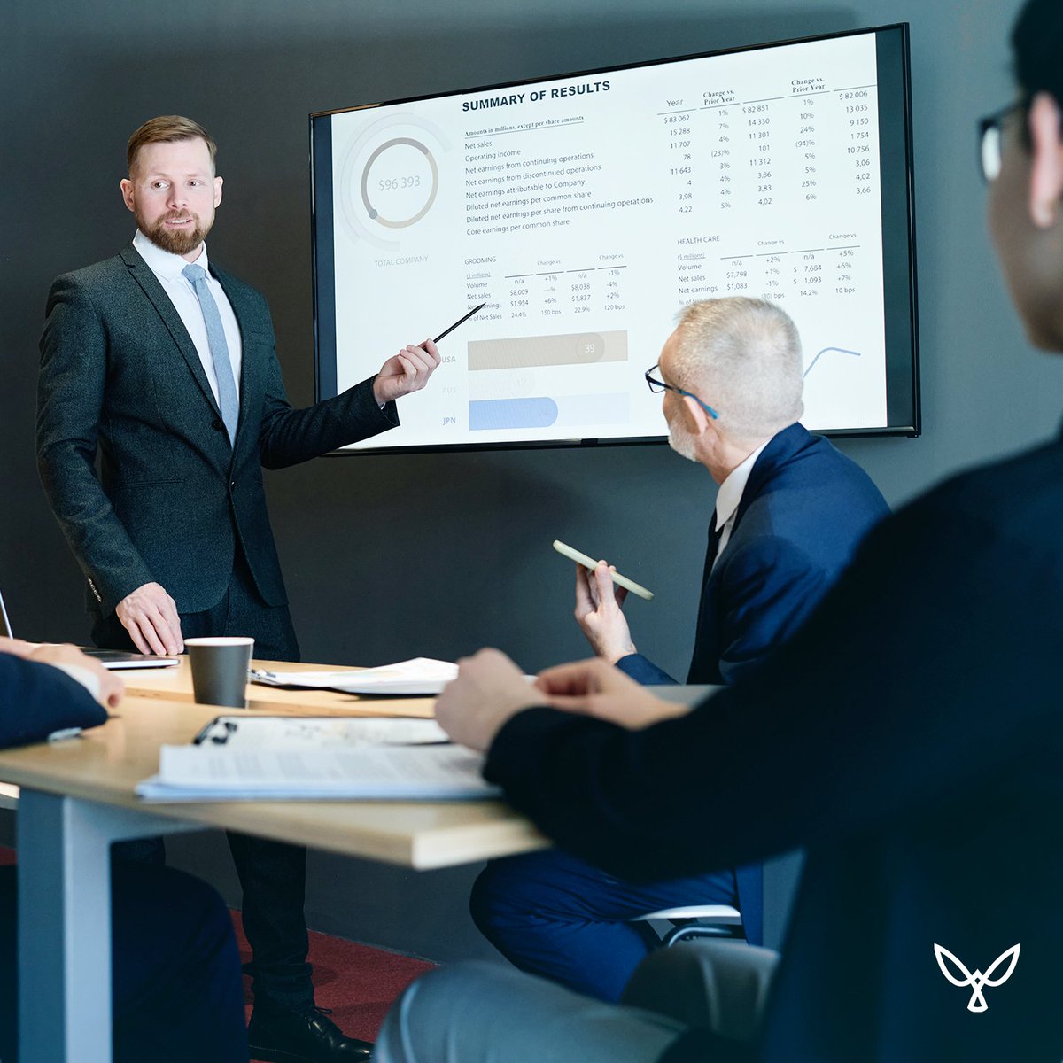 Revamp your office setup with the Skylarx Screenshare device and experience seamless wireless content sharing in stunning 4K quality. ⚡️ Shop now - skylarxtech.com 🌟 #publicspeaking #publicspeaker #businessmeetings