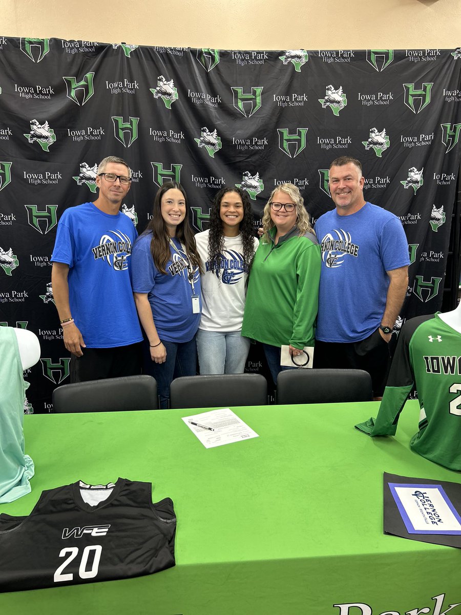 Congratulations Isabella Dickens signing with Vernon College to continue her educational and volleyball career.