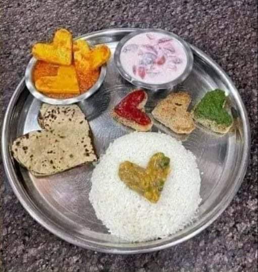 revisitorSam's tweet photo. Padosan Ka Pyar๐ Khana Bheja hai https://t.co/JMYfPOZQCQ