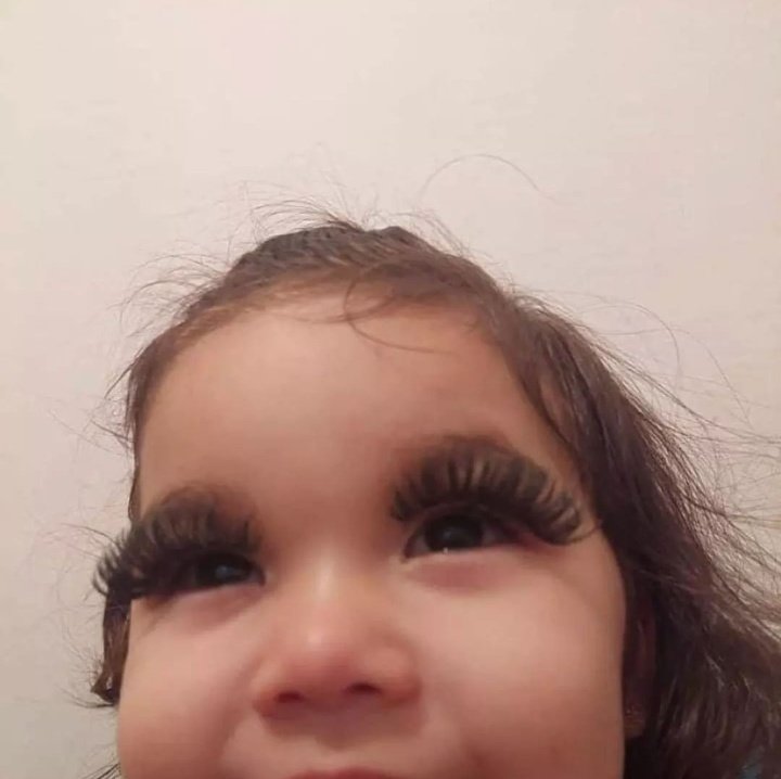 *no vayas a llegar con tus pestañas de escoba* 
Yo automáticamente: 🤭😍🥂💋💅🏼
