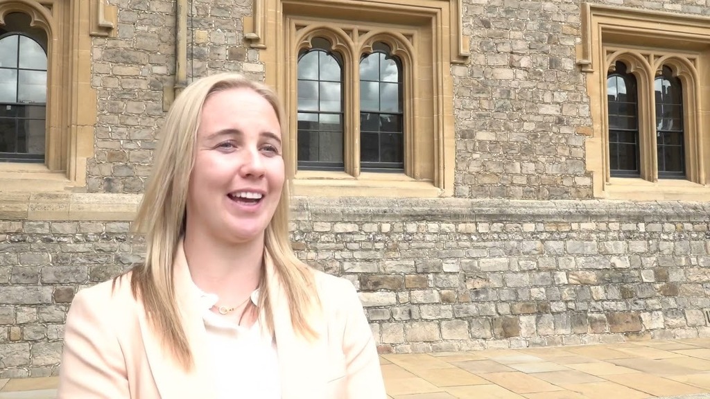 England's Beth Mead at Windsor Castle after made an MBE 

 youtu.be/TiuCQ405x0k
