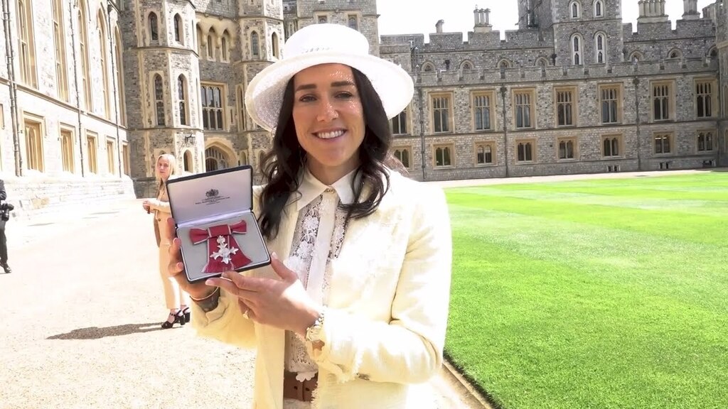 Lucy Bronze made an MBE at Windsor Castle 

 youtu.be/ClzUpBq0yKI