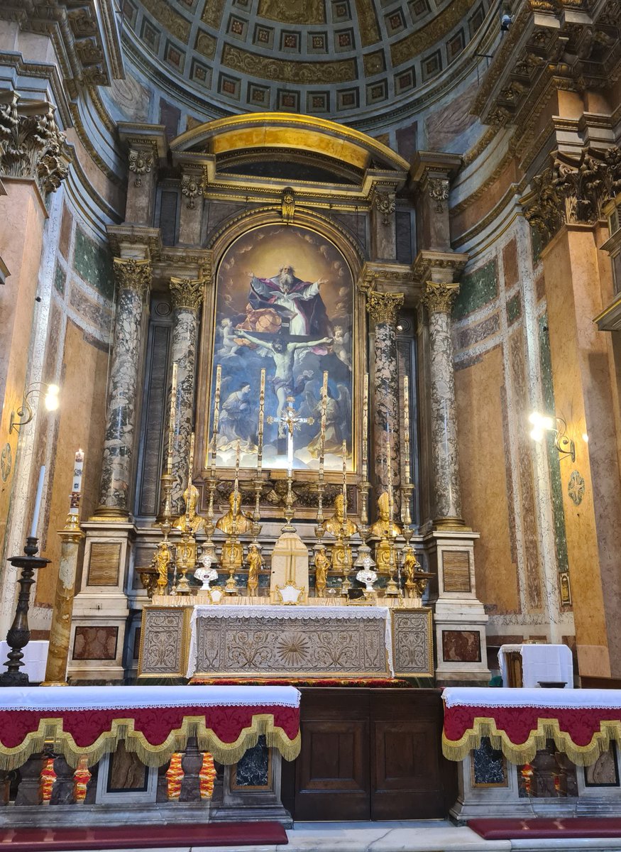 Tarchezio's tweet photo. #Introibo ad altáre #Dei 

Ad #Deum qui lætificat iuventútem meam 

@fssp_roma https://t.co/7cVjk9GoK1