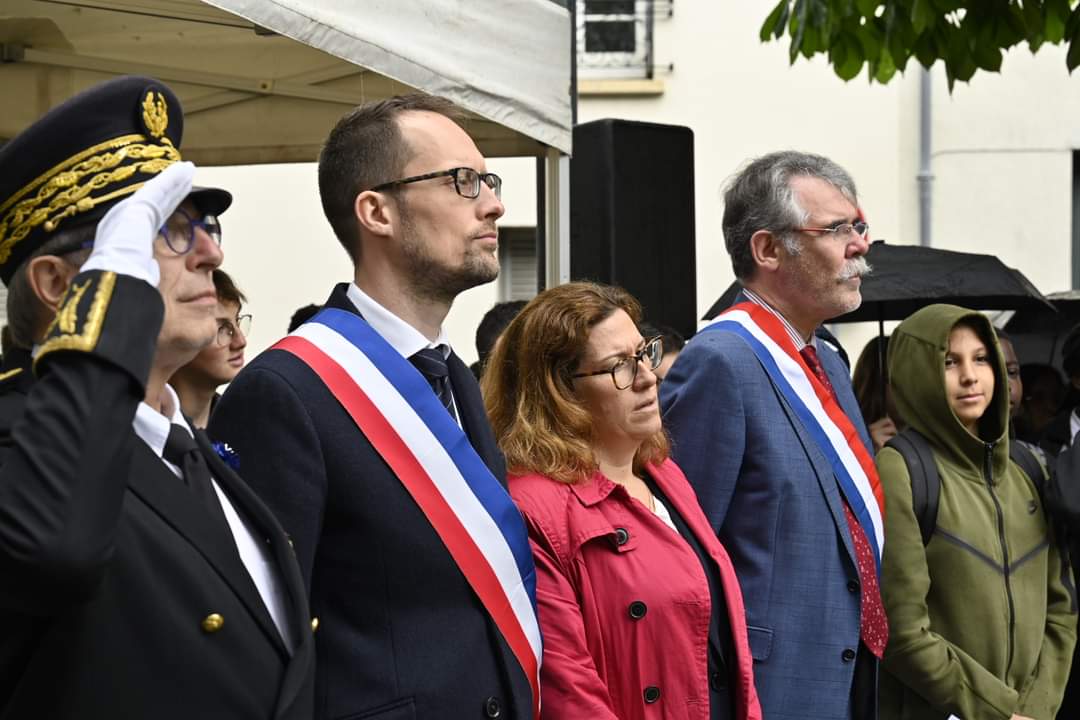 Chambon_julien's tweet photo. Merci à Mr Brot, Préfet des Yvelines et fervent soutien au projet de la Maison Schoelcher, à Martin Lévrier, Sénateur, avec lesquels nous avons rendu hommage à Victor Schoelcher, ses combats et à son héritage. Merci aux collégiens ovillois et jeunes du CMJ de @villehouilles https://t.co/gJKfVgsFfI
