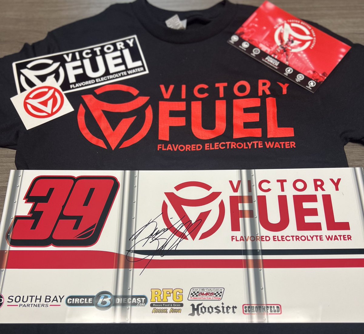 Drink_Victory's tweet image. ⛽️ GIVEAWAY ⛽️

Retweet this tweet &amp;amp; tag two friends to be entered to win this Victory Fuel prize pack! 
- signed mini wing
- T-shirt &amp;amp; sticker bomb pack
- F R E E 4 Pack of Victory Fuel 

Winner announced Friday @ noon. MUST FOLLOW TO WIN