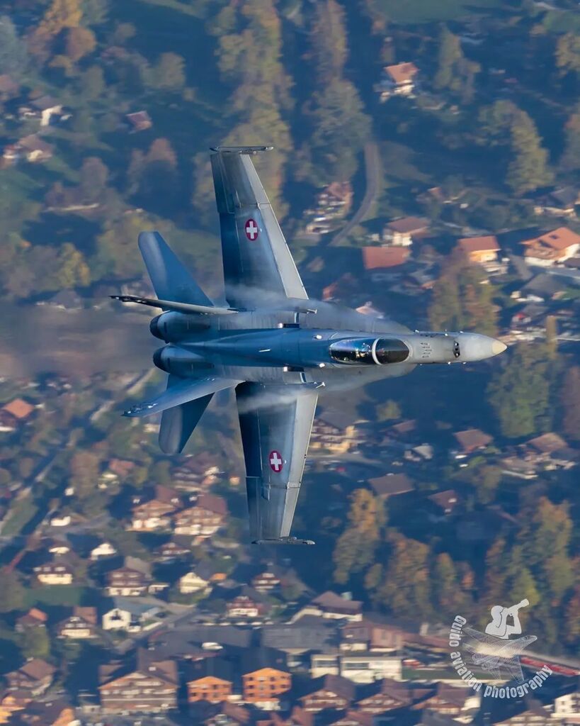 A Swiss Hornet in front of which village?

#f18 #fa18 #hornet #f18hornet #fa18hornet
#swissairforce #suisse #schweiz #schweizerluftwaffe instagr.am/p/CsEZm5ssGgT/