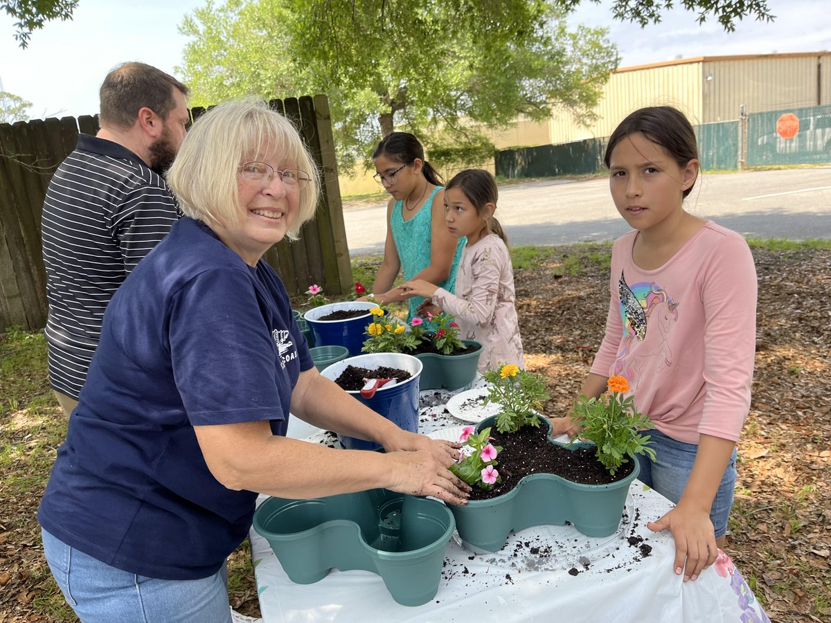 MEL_ibrary's tweet photo. Mary Esther Library STEAM KIDS learned how to transplant flowers by volunteer, Ada Bower, a trained Master Gardener and horticulturist.   STEAM KIDS meets the first Saturday of the month.  For more information see STEAM Kids! https://t.co/g6PwR8owkO https://t.co/iY0T7xjFGj
