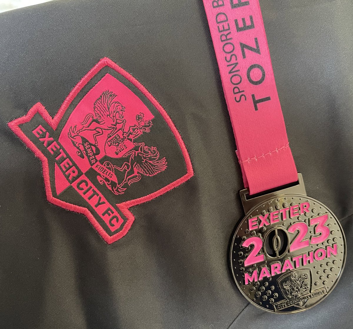ExeterCCT's tweet photo. 4️⃣ Days To Go

#ExeterMarathon 

🥇 The Medals have arrived 

Places for Sunday’s 5️⃣ Mile are still available to book

🎟 https://t.co/RT5gBL16Ci

#ECFC #community #running @TozersLaw https://t.co/SmNnl7DgFm