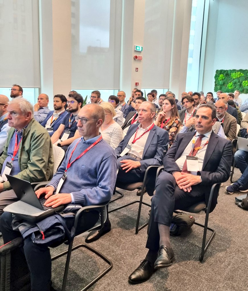 simonaumberta's tweet photo. #Oracle #Technology Summit sbarca a #Milano: grazie ai tanti giornalisti, clienti e partner presenti! Ci auguriamo sia stato interessante e..vi  aspettiamo per gareggiare sul simulatore #F1 @redbullracing (se non siete riusciti a provarlo oggi)! #IaaS #PaaS #SaaS #cloud #exadata https://t.co/xA323UJCki