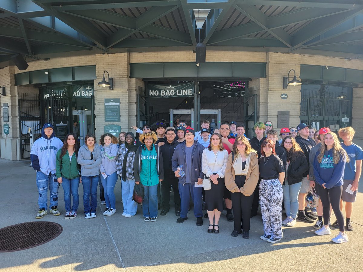 MPHS_DECA's tweet photo. MPHS DECA in the house to learn from industry experts and root on our Mariners! Pro Sports Career Day 2023 #MarinersDECADay https://t.co/58waHxR0H1