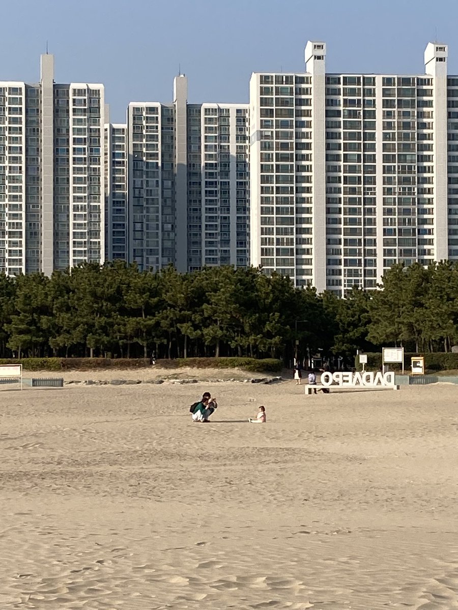 Beloved_JIMIN13's tweet photo. 最寄駅の階段を上がり外へ出ると潮の香り

多大浦(タデポ)ビーチ
ジミンVlogの海岸

砂浜の綺麗なこと
粒が細かくてサラサラ

ズボンをたくし上げ浜辺で遊ぶ子供たち
日差したっぷり海温は温かそう

貝を拾いながらぶらぶら散策

#釜山旅行
#BTS聖地
#多大浦
#DADAEPO https://t.co/vK8HckgyiI