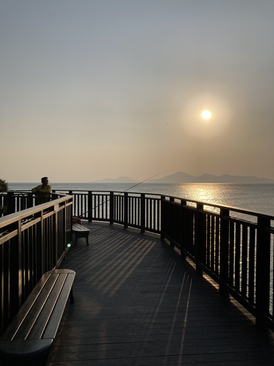 Beloved_JIMIN13's tweet photo. 穏やかな波の音が心地いい
黄金色の夕陽が
本当に本当に美しかった

時を超えて同じ場所に立てたことが幸せ

#釜山旅行
#BTS聖地
#多大浦
#DADAEPO https://t.co/LTZsmIb7Rl
