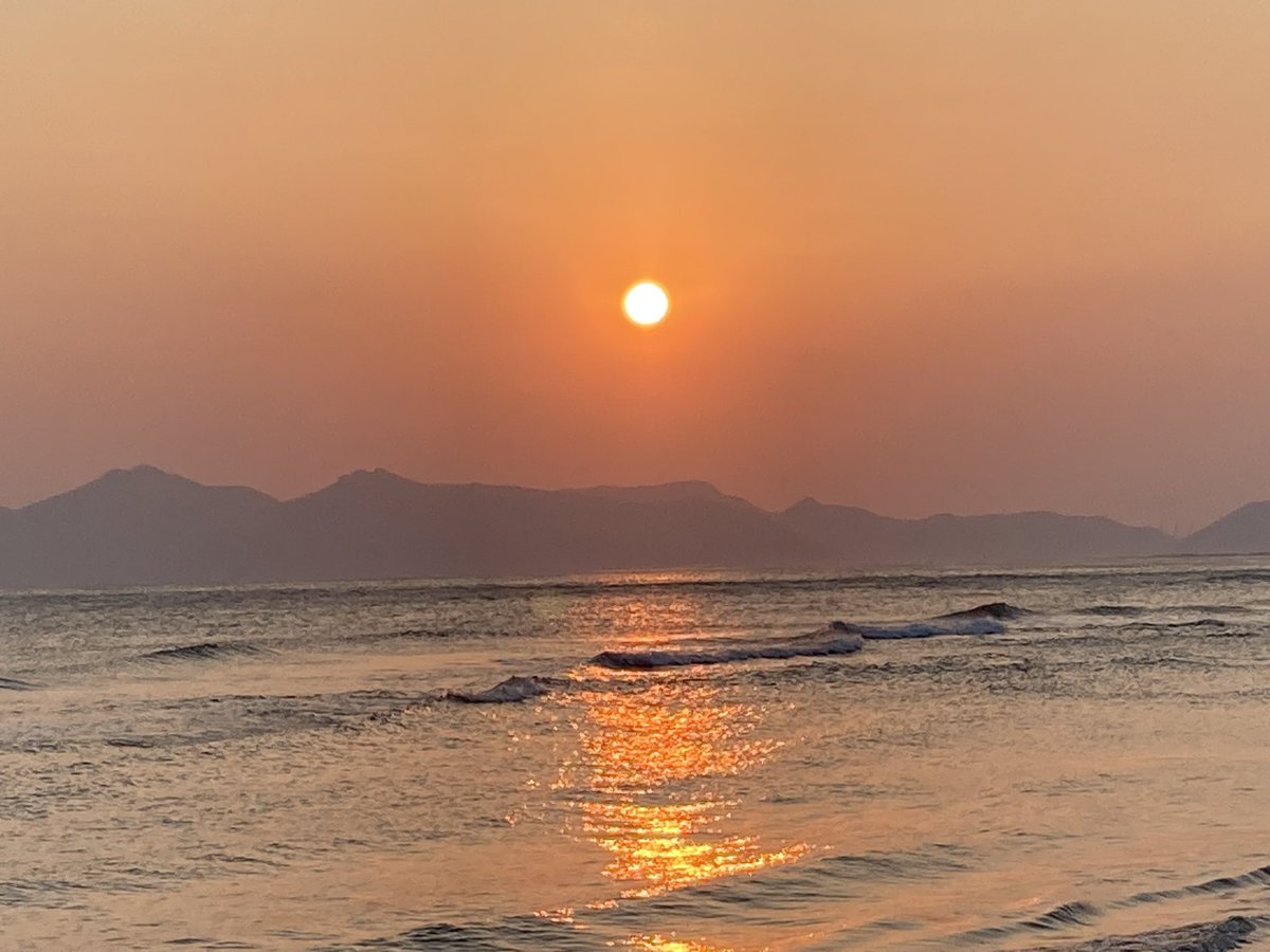 Beloved_JIMIN13's tweet photo. 穏やかな波の音が心地いい
黄金色の夕陽が
本当に本当に美しかった

時を超えて同じ場所に立てたことが幸せ

#釜山旅行
#BTS聖地
#多大浦
#DADAEPO https://t.co/LTZsmIb7Rl
