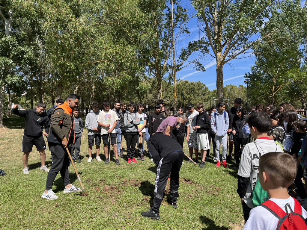 IESAlfonsoIX's tweet photo. Plogging y plantación de aromáticas en el paseo del río, junto a los alumnos de los CEIP Riomanzanas y Almaraz. Se enmarca dentro del programa Centros Educativos Sostenibles y el @piEFcitosCaMiNo . Gracias al @AytoZamora por su colaboración. https://t.co/zy6aamYXEj